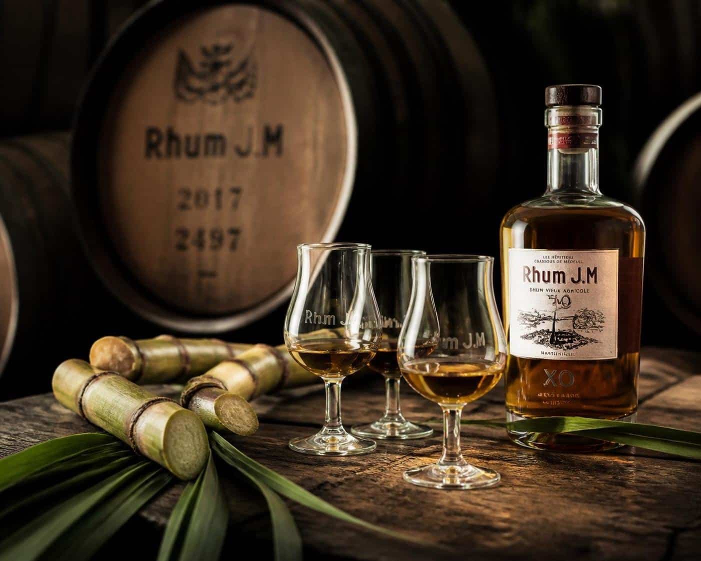 plongez dans l'univers fascinant du rhum des caraïbes et explorez ses nombreuses variétés, de la production artisanale aux saveurs uniques.
