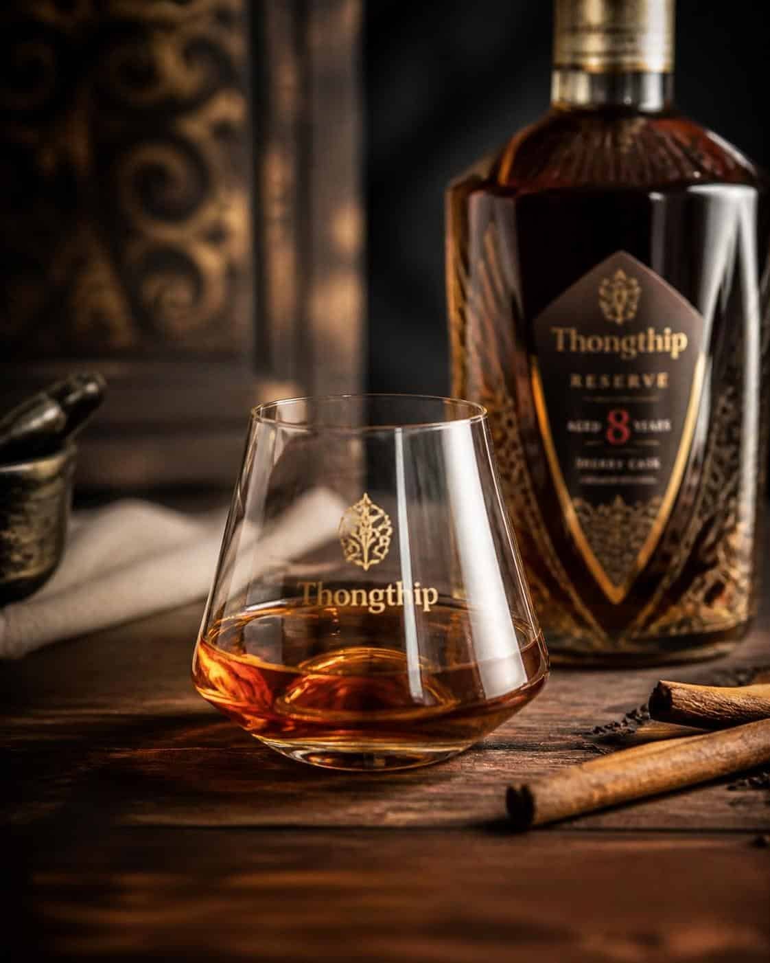 découvrez les secrets du whisky thaïlandais, un spiritueux unique alliant tradition et saveurs authentiques, pour une expérience de dégustation inoubliable.