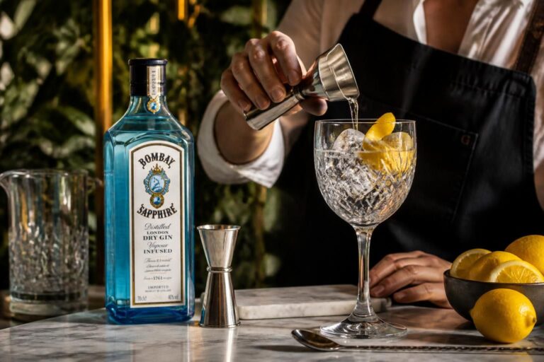 découvrez comment préparer le cocktail bombay sapphire avec les dosages exacts et le verre conseillé pour un résultat parfait à chaque fois.