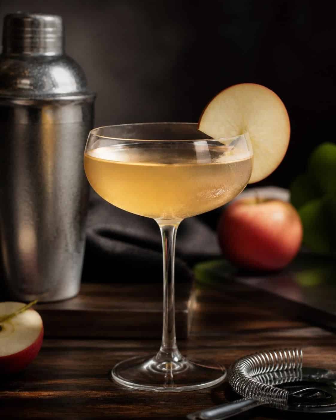 apprenez à préparer un cocktail au calvados original et savoureux avec notre recette facile et rapide, idéale pour impressionner vos invités.