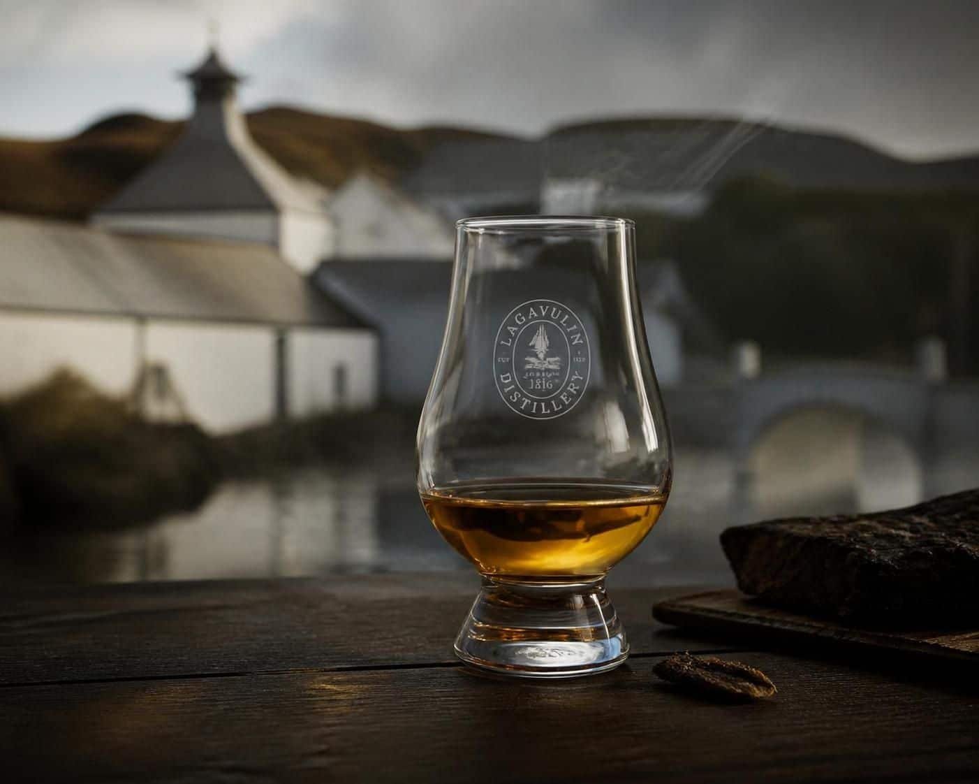 découvrez tout sur le whisky tourbé, ses arômes fumés et ses saveurs uniques qui raviront les amateurs de spiritueux.