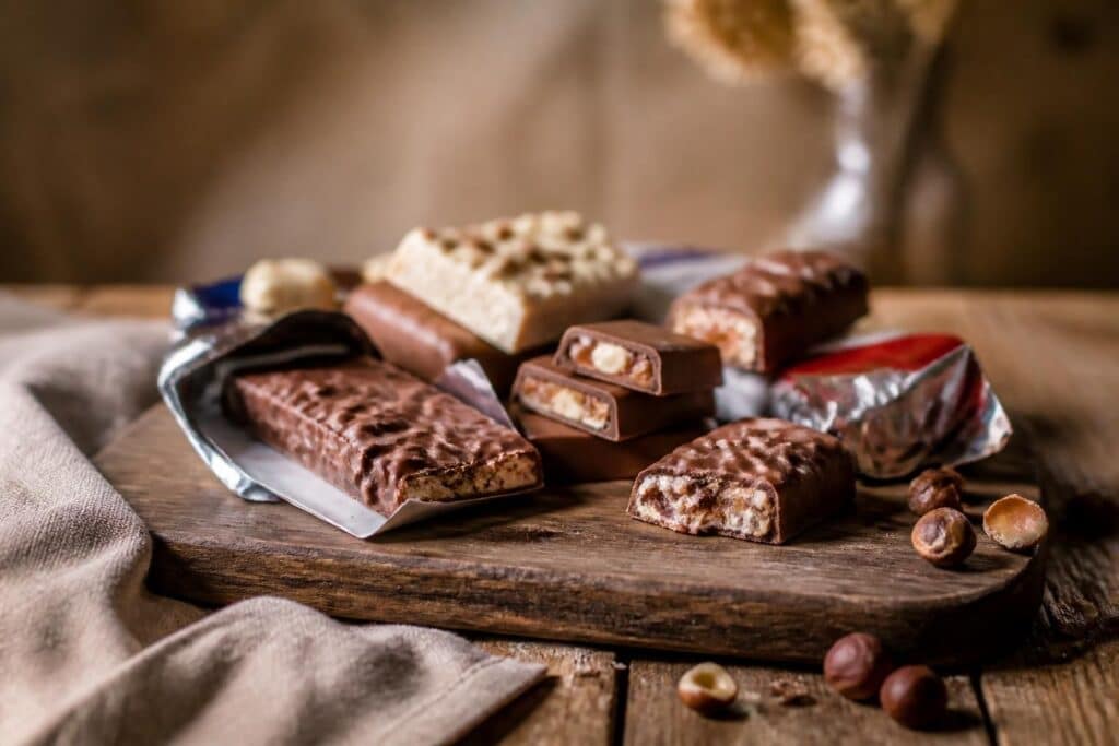 Barres chocolatées variées posées sur une assiette