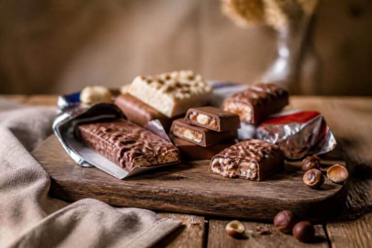 Barres chocolatées variées posées sur une assiette