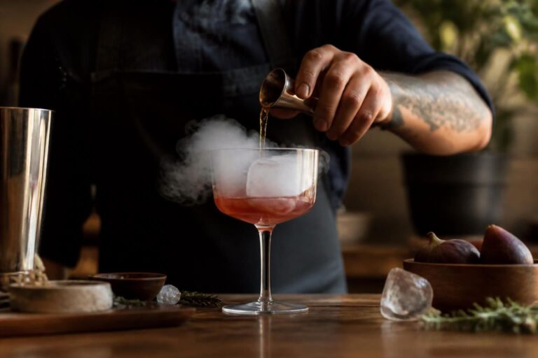 découvrez comment préparer un cocktail avec glace carbonique : conseils de dosage et choix du verre pour une expérience unique et spectaculaire.