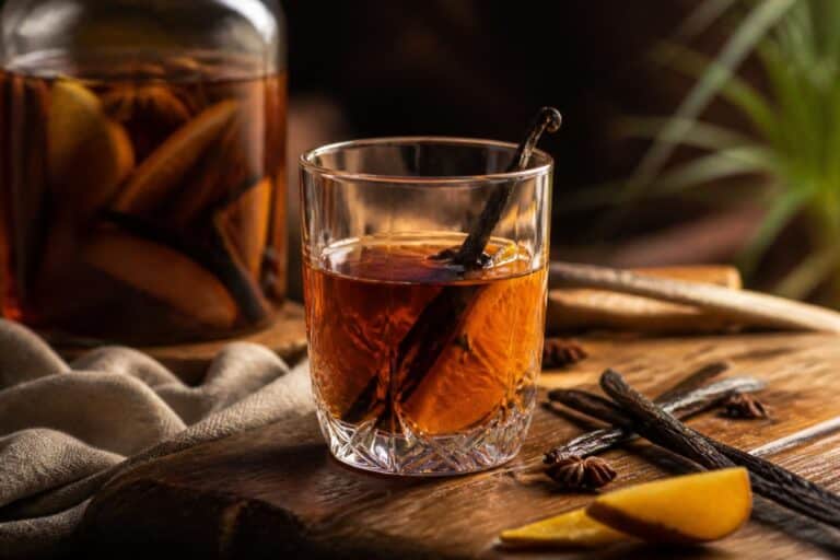 découvrez quel verre choisir pour déguster votre rhum arrangé et apprenez les meilleures astuces pour le servir et apprécier pleinement ses saveurs uniques.